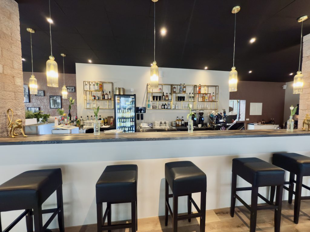 Auf dem Bild ist die Theke der Weinlounge zu sehen.